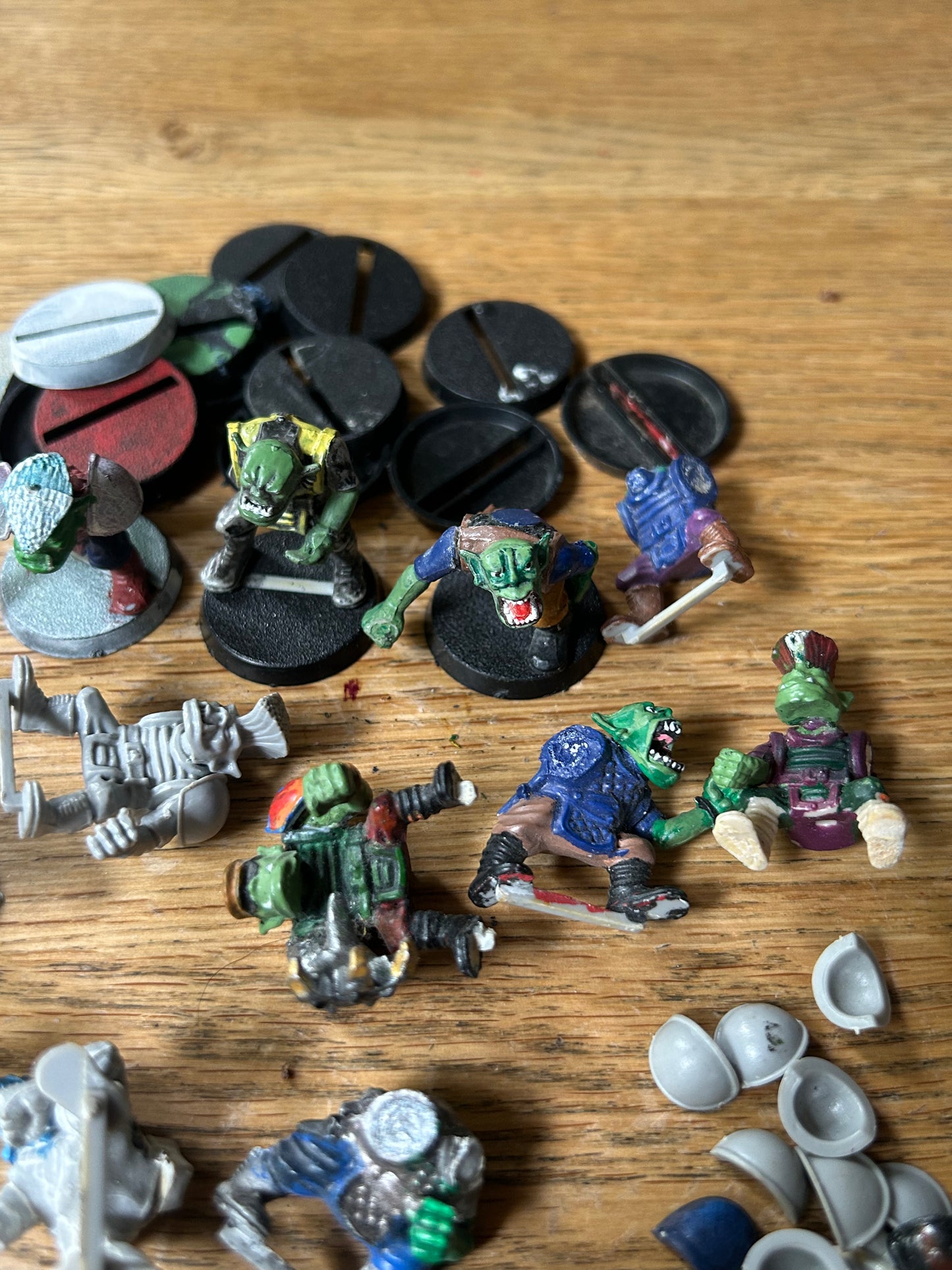 Warhammer 40k rogue trader plastic orks job lot (none complete, at least 4 have an arm that’s missing a hand) basically 23 bodies, some arms, lots of shoulder pads and enough heads.