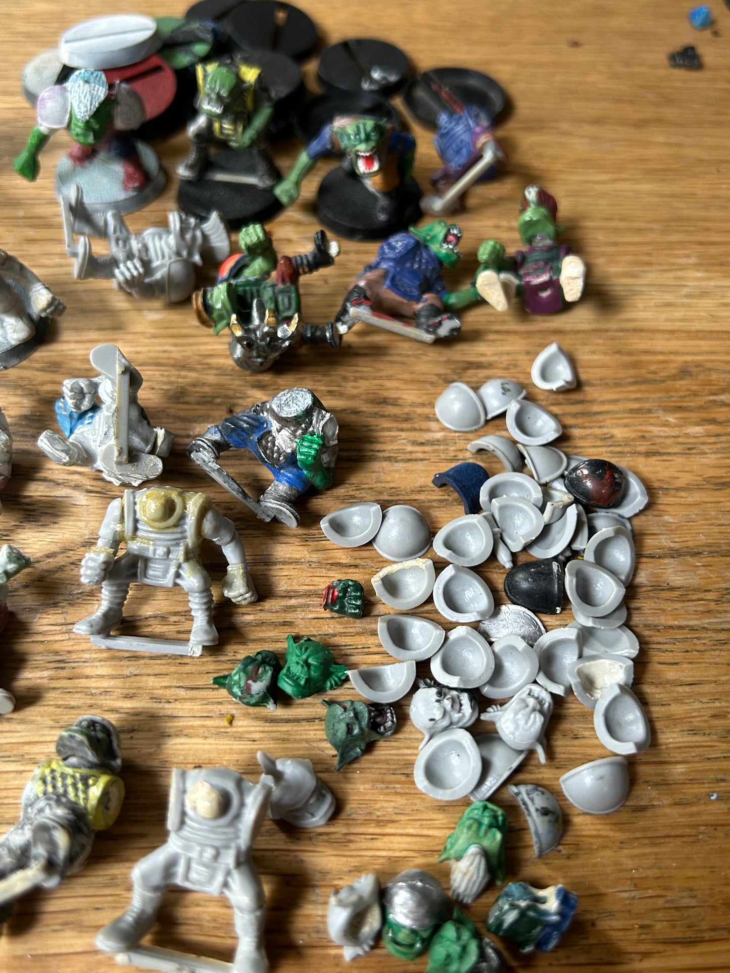 Warhammer 40k rogue trader plastic orks job lot (none complete, at least 4 have an arm that’s missing a hand) basically 23 bodies, some arms, lots of shoulder pads and enough heads.