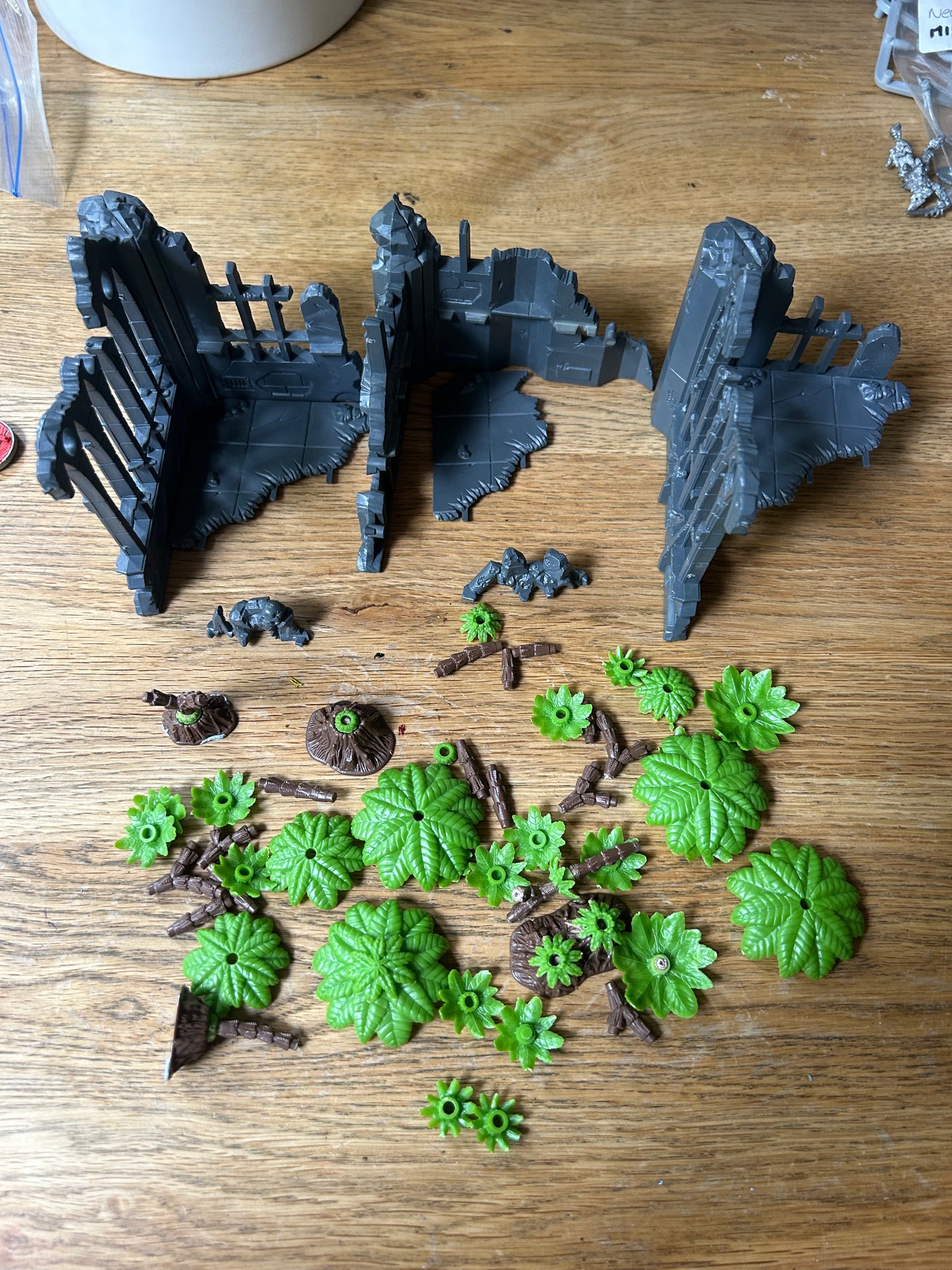 Warhammer Terrain 3rd Edition,  Terrain warhammer 40K Starter Set (sold as seen; ruins are complete but not sure if the trees originally came with more bits)