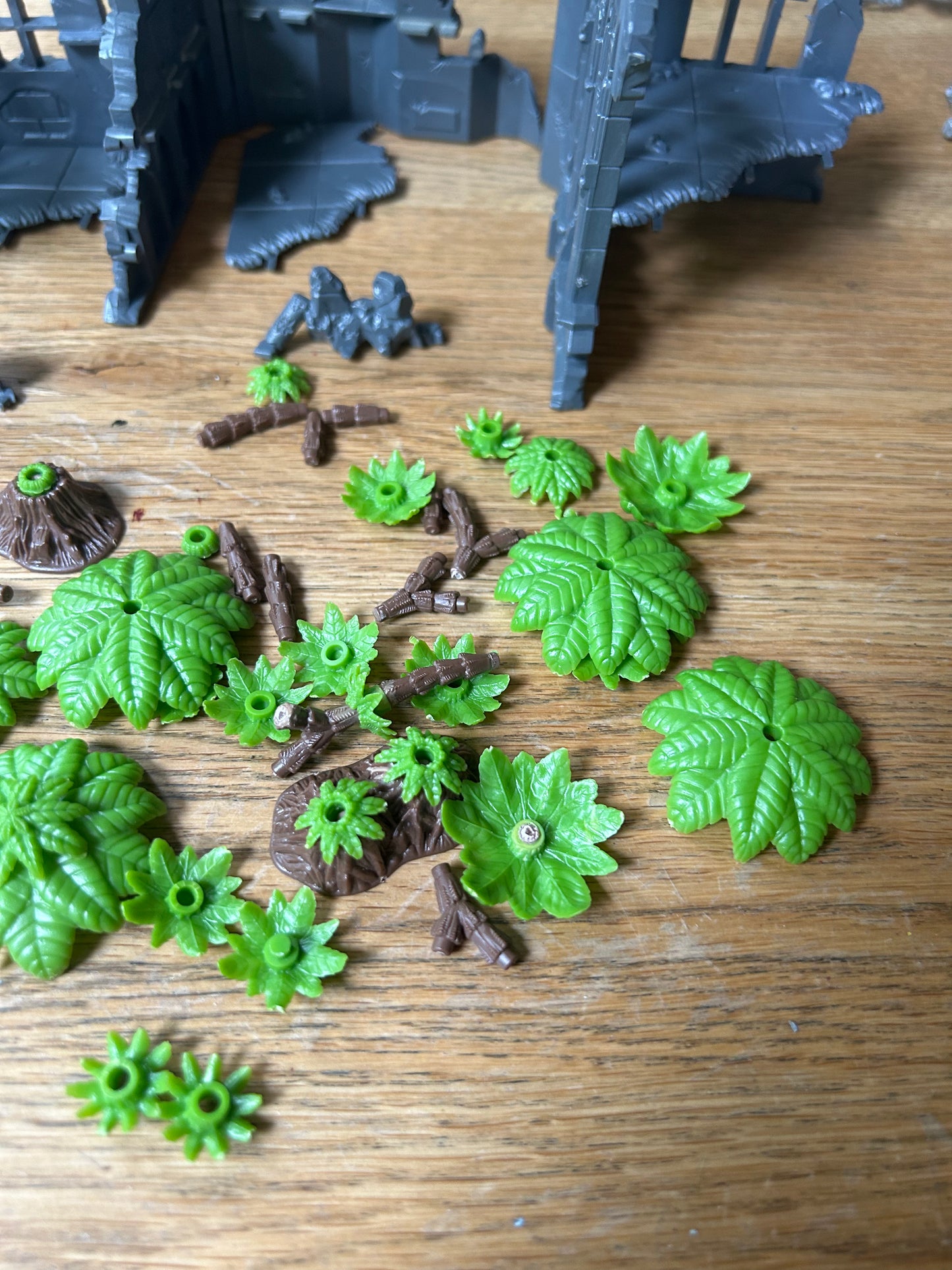 Warhammer Terrain 3rd Edition,  Terrain warhammer 40K Starter Set (sold as seen; ruins are complete but not sure if the trees originally came with more bits)