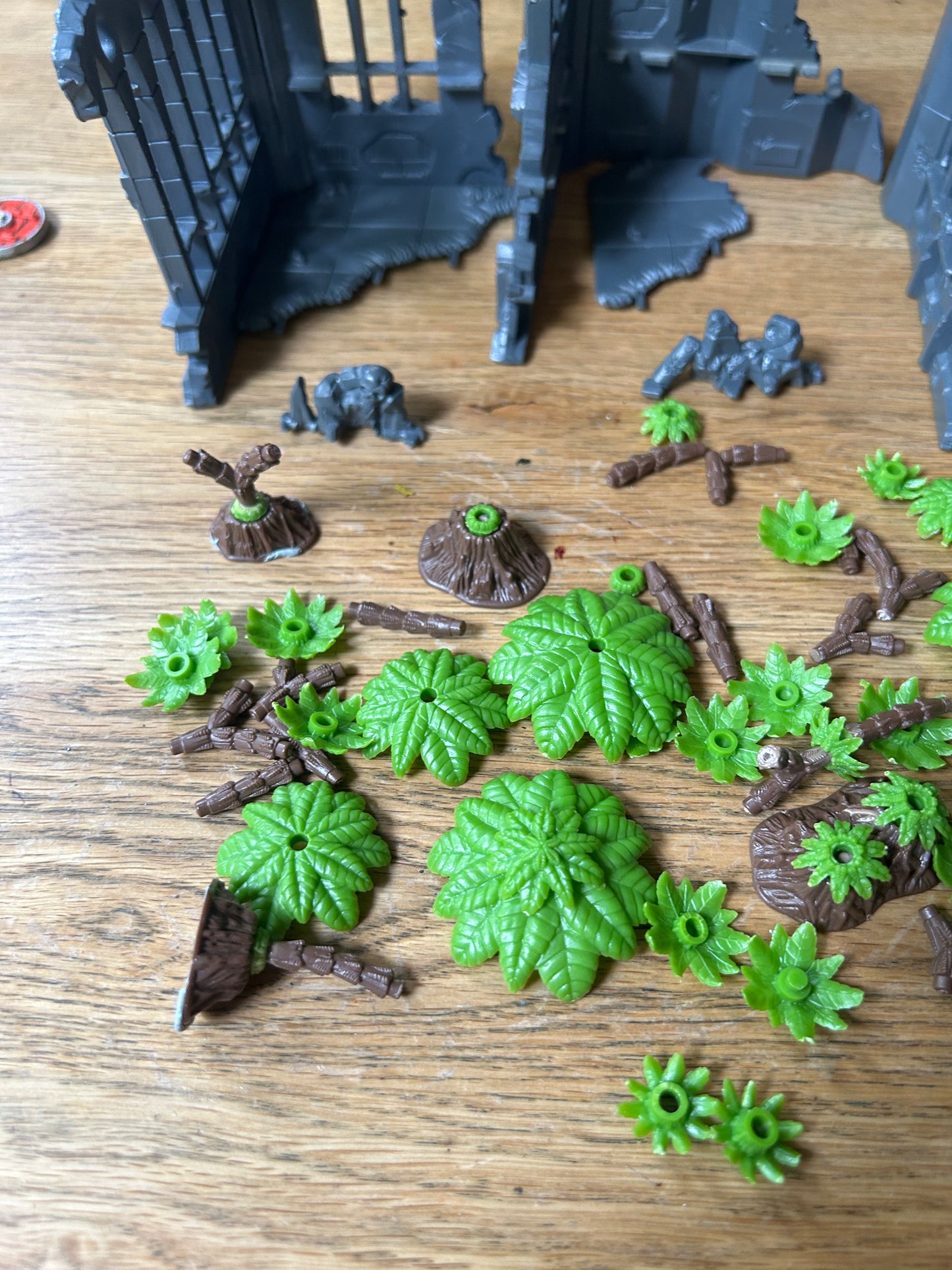 Warhammer Terrain 3rd Edition,  Terrain warhammer 40K Starter Set (sold as seen; ruins are complete but not sure if the trees originally came with more bits)
