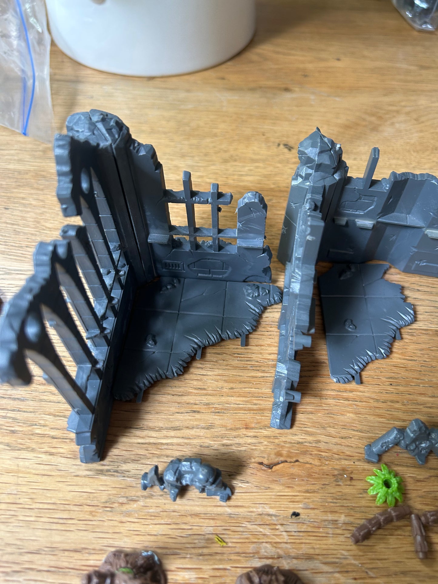 Warhammer Terrain 3rd Edition,  Terrain warhammer 40K Starter Set (sold as seen; ruins are complete but not sure if the trees originally came with more bits)
