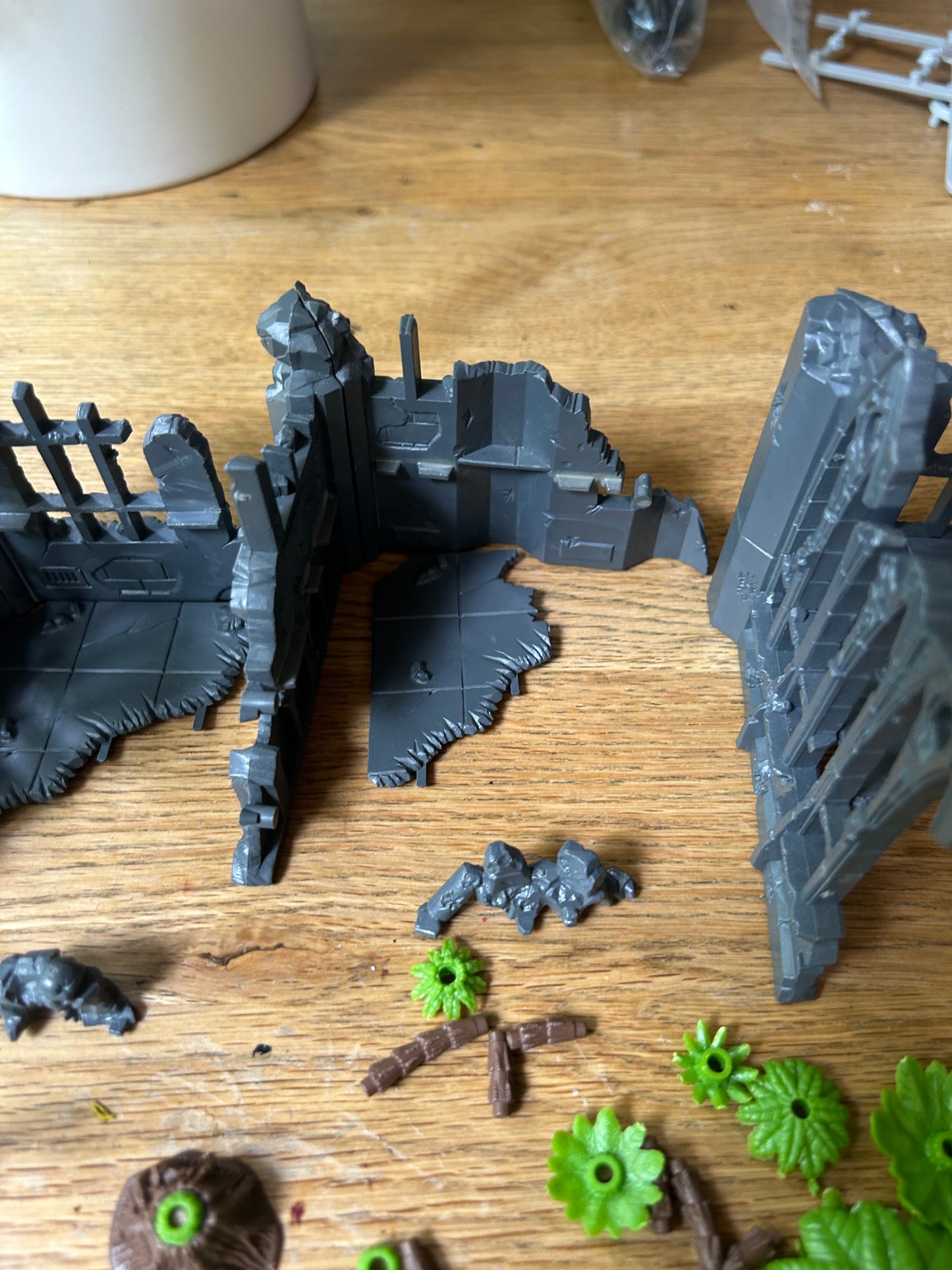 Warhammer Terrain 3rd Edition,  Terrain warhammer 40K Starter Set (sold as seen; ruins are complete but not sure if the trees originally came with more bits)