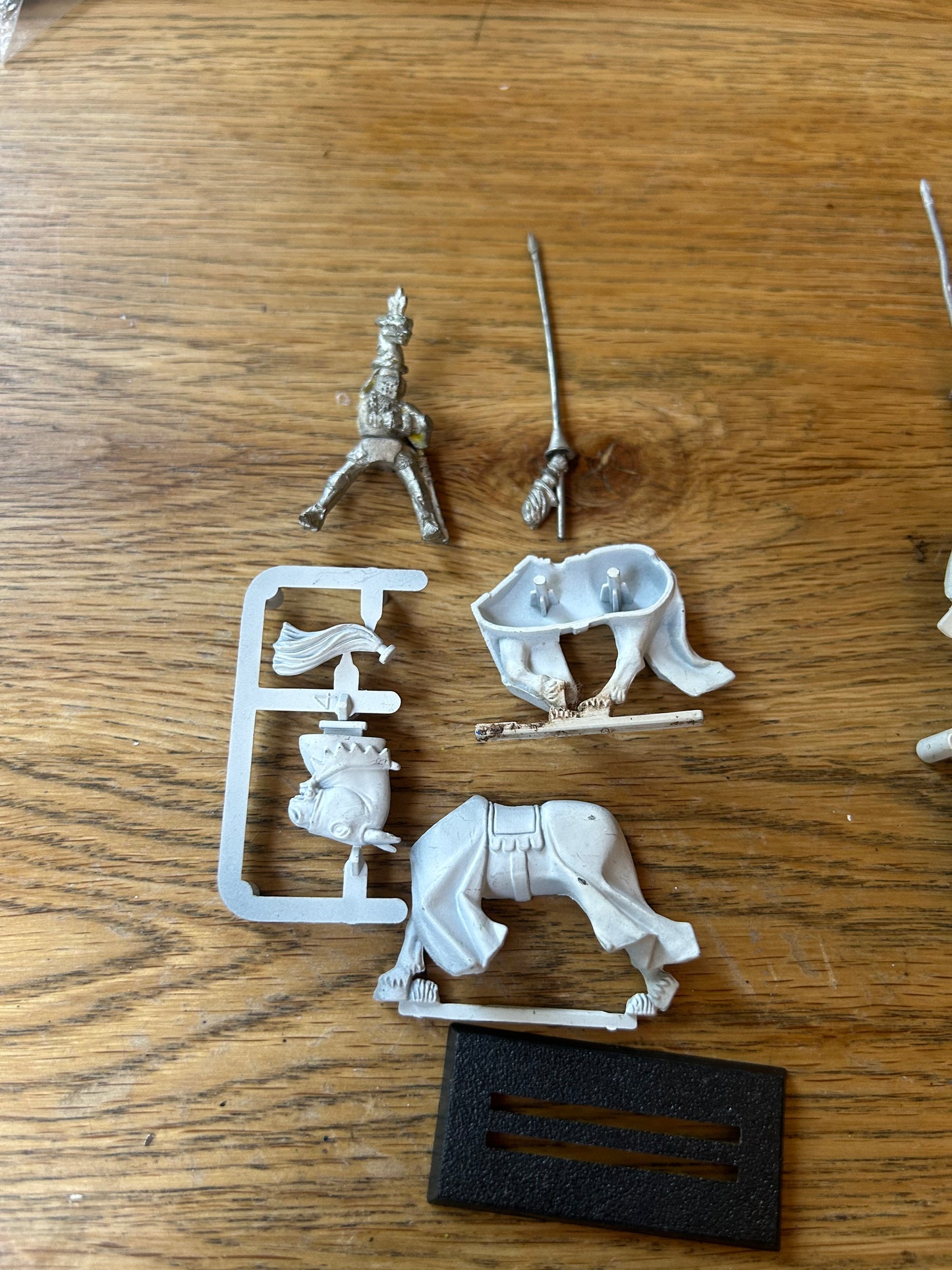 Warhammer fantasy bretonnian questing knight champion (no metal horse head, just a plastic one)