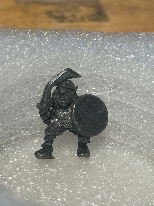 Warhammer fantasy Lord of the rings ME51 orc of the red eye with  sword and shield