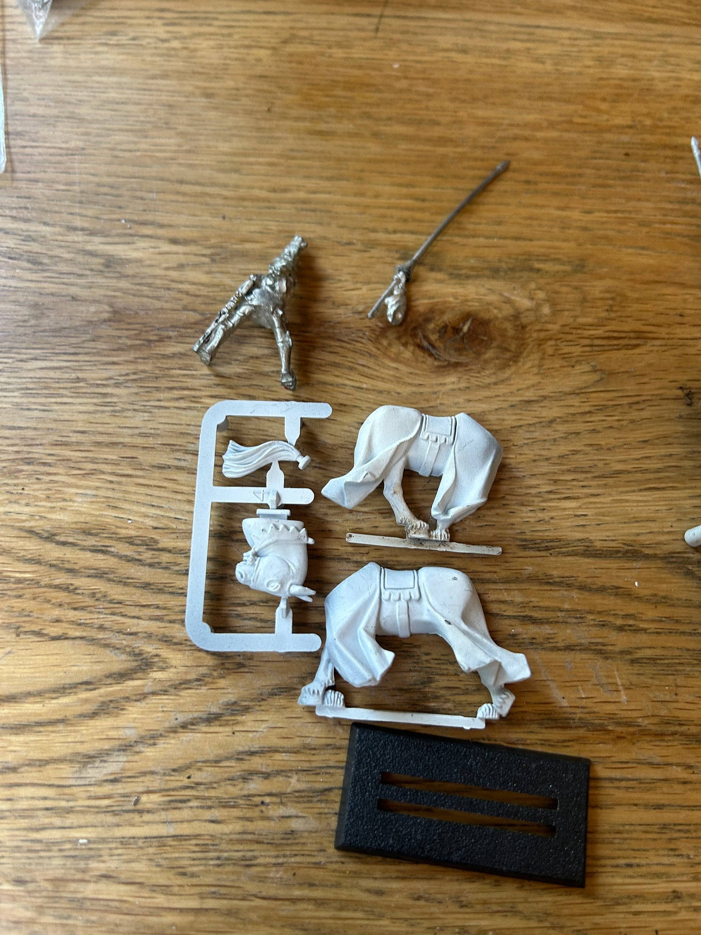 Warhammer fantasy bretonnian questing knight champion (no metal horse head, just a plastic one)