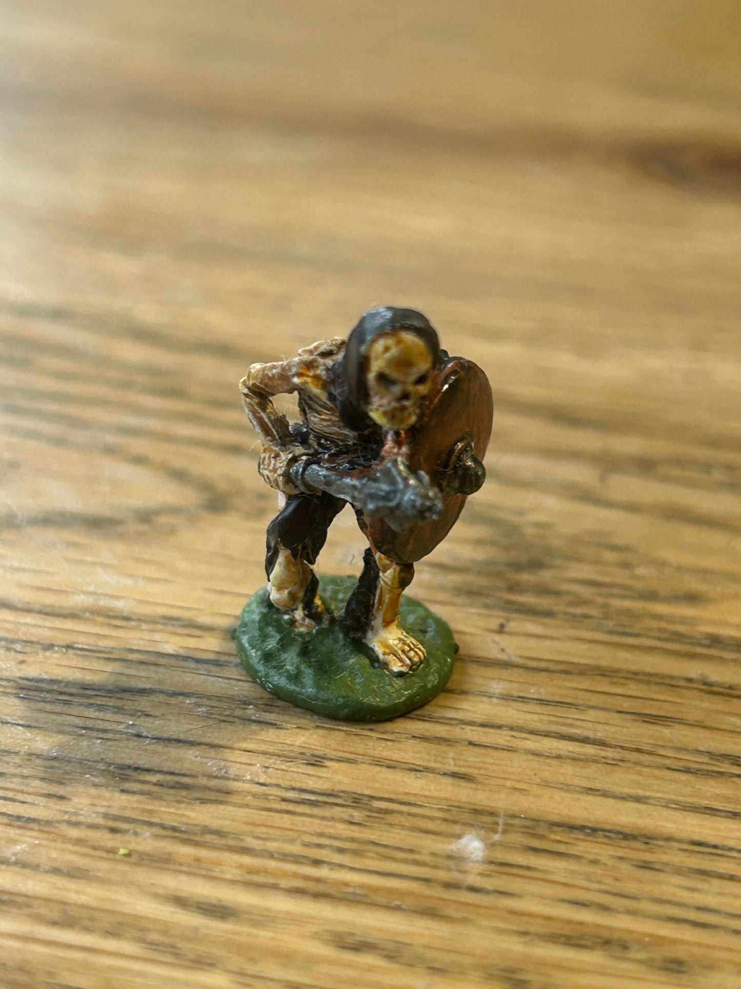 Warhammer fantasy tribes FTS24 c17 (1C-08) Skeleton Warrior w. Bone Crusher Mace & Shield