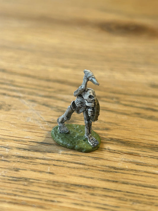 Citadel Fantasy Tribes FTS12 Halfling Skeleton w. Dagger & Shield Warhammer