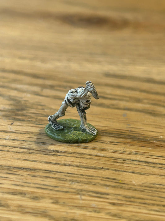 Citadel Fantasy Tribes FTS12 Halfling Skeleton w. Dagger & Shield Warhammer