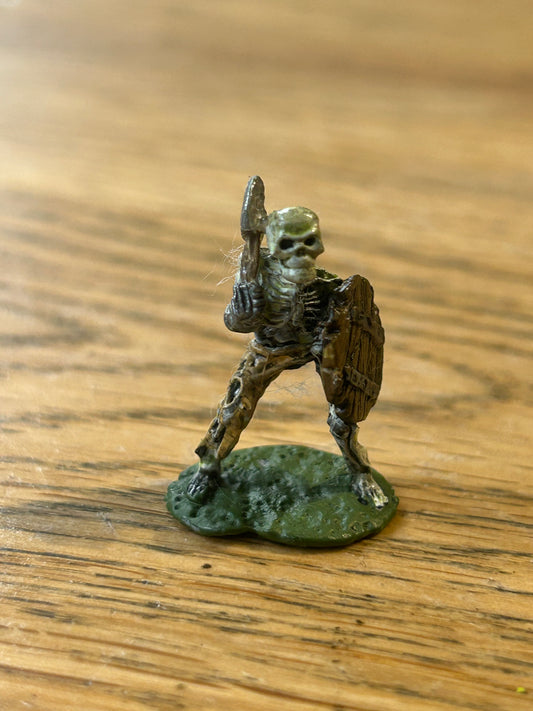 Warhammer fantasy undead fantasy tribes Skeleton Attacking w. Axe & Shield FTS5