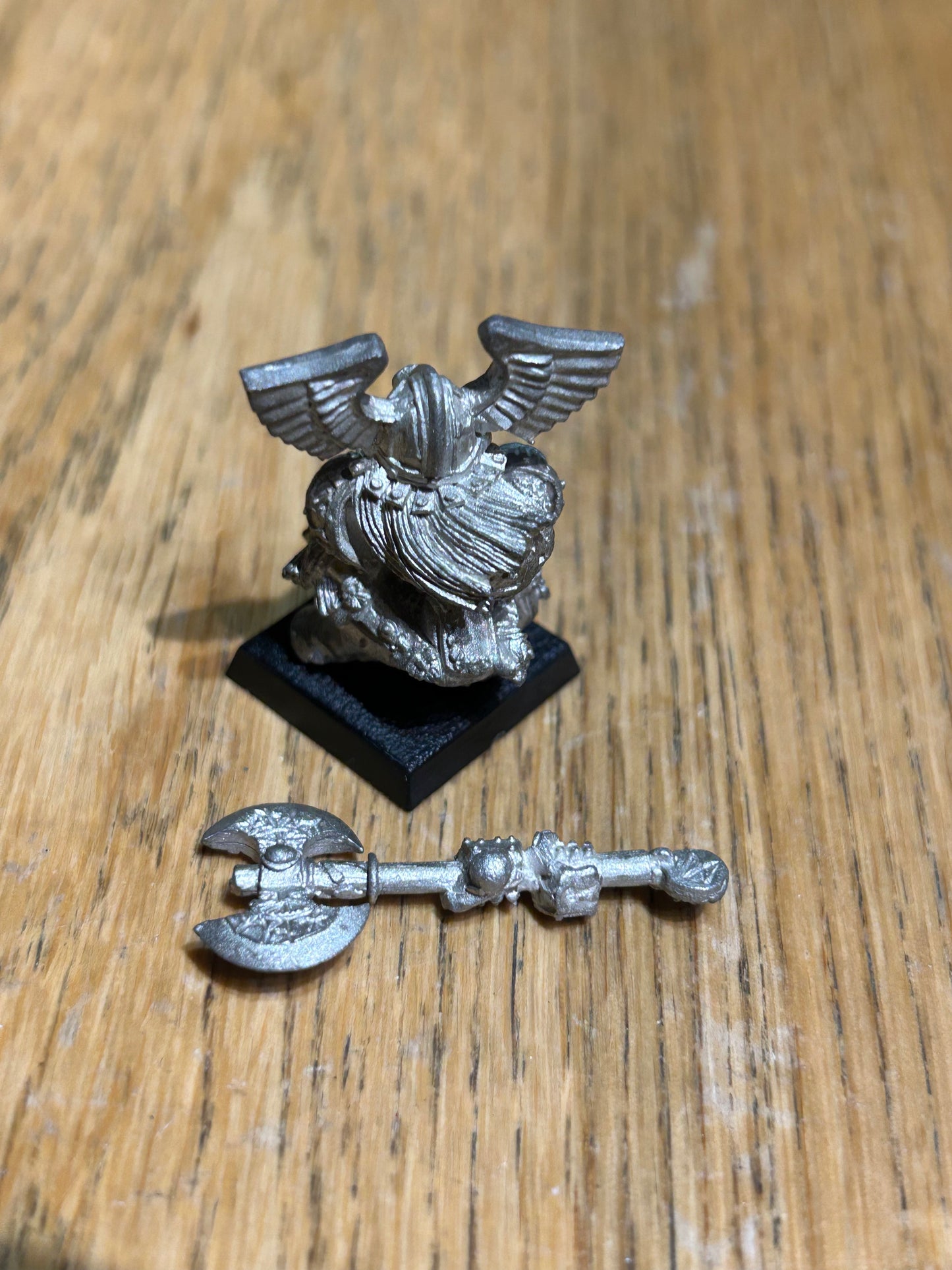 Warhammer fantasy dwarf lord or thane in gromril armour with double handed axe
