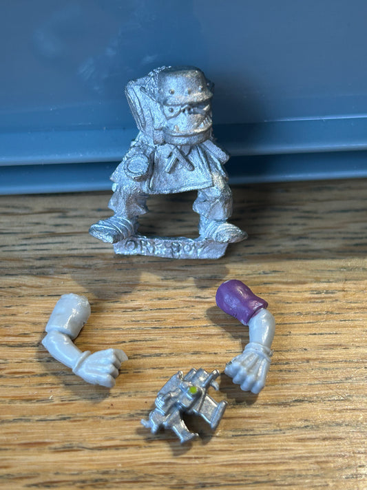 Warhammer 40k Ork Boy Boyz Blood Axe With steel hat  Metal 1988