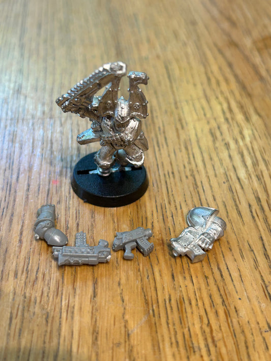 WH40K CHAOS SPACE MARINE CLASSIC KHORNE BEZERKER CHAMPION(includes a metal arm meant for a chaos sorcerer but would work well. No plastic shoulder pad).