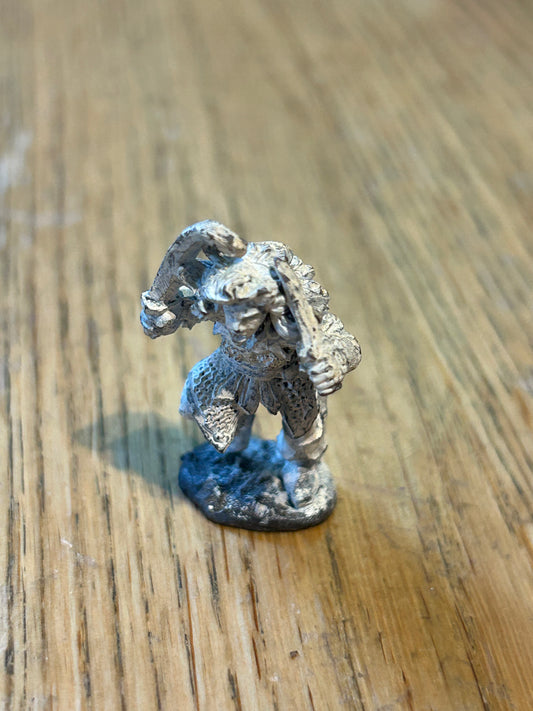 Citadel Games Workshop C09 Dark Elves Witch Elf Female Fanatic w/ sword and dagger