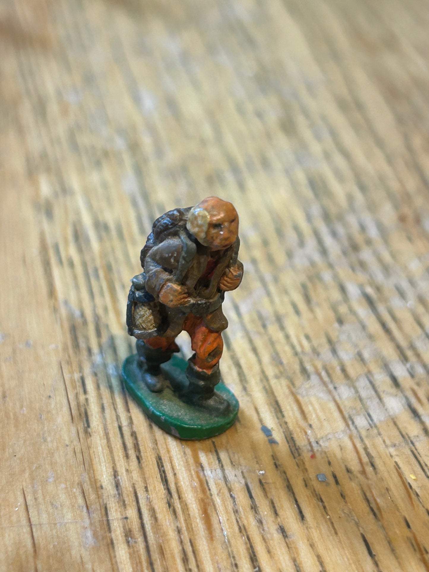 Citadel Chronicle Miniatures Nick Lund CF14 Hireling carrying pack and lantern