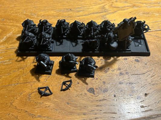 Warhammer fantasy old world plastic dwarf quarrellers  including command x16 (one is missing the top of his crossbow and standard is missing his hand)