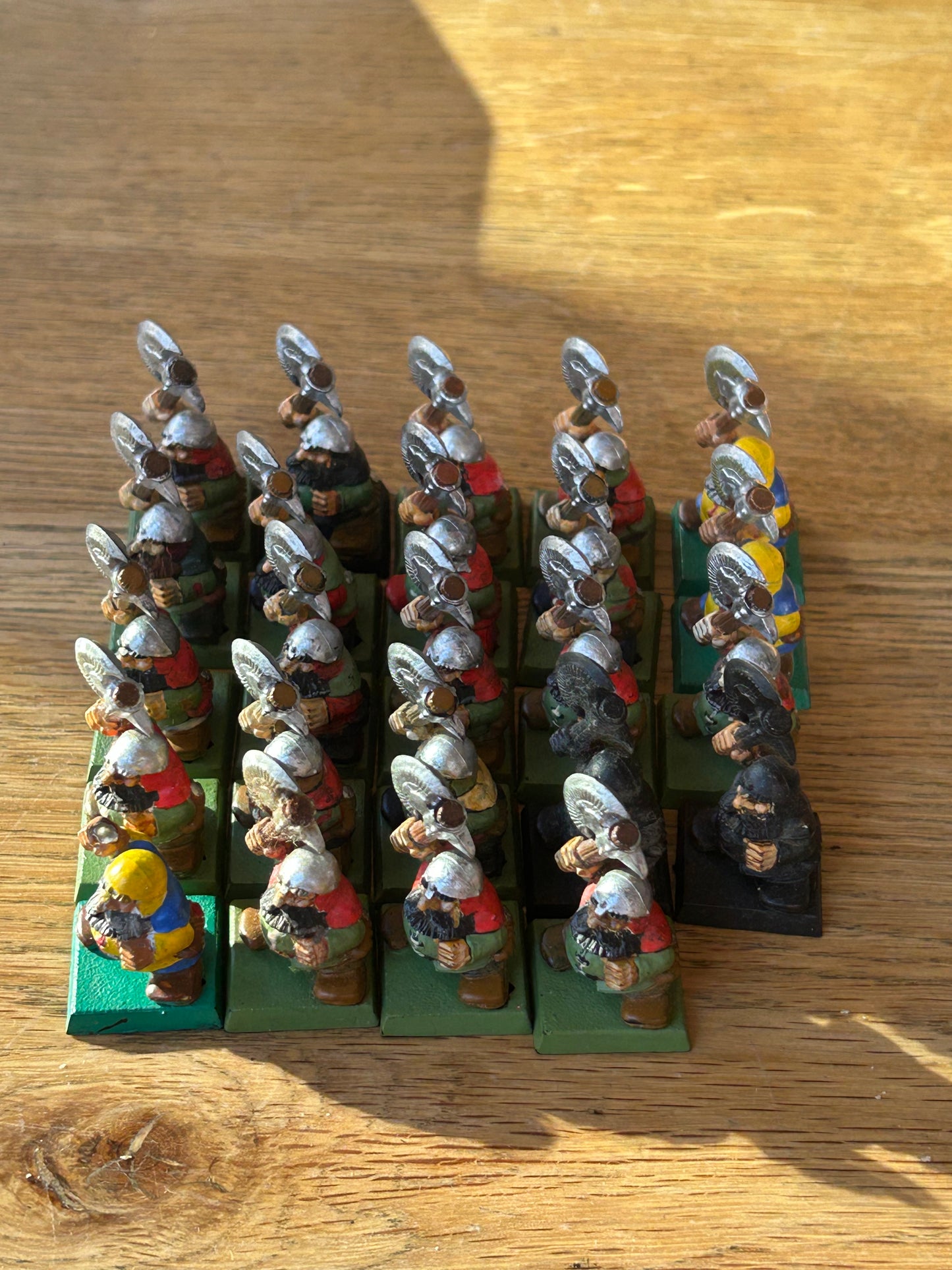 Warhammer fantasy 24 dwarf monopose clansmen dwarfs (no shields and one has a broken axe)