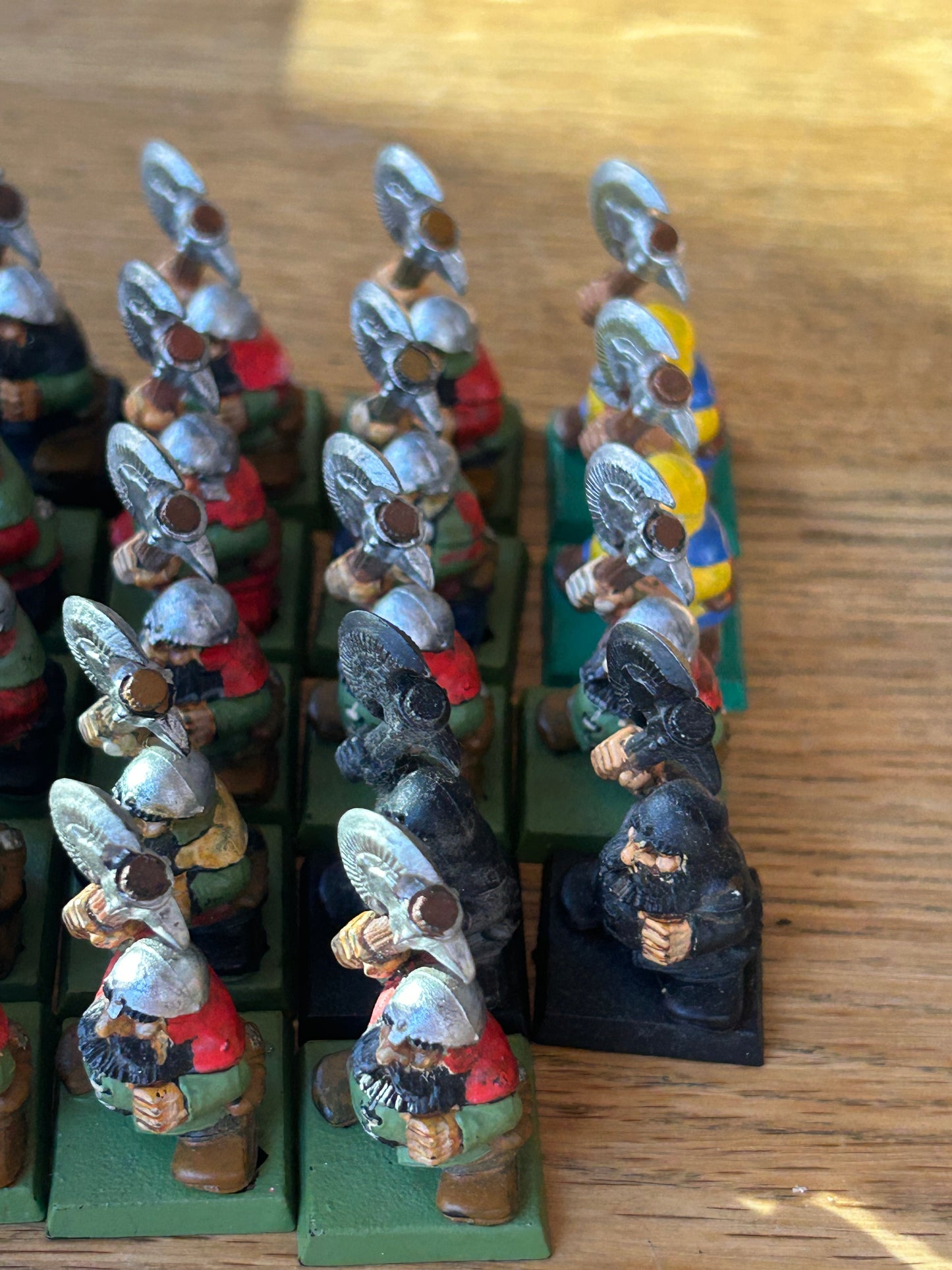 Warhammer fantasy 24 dwarf monopose clansmen dwarfs (no shields and one has a broken axe)