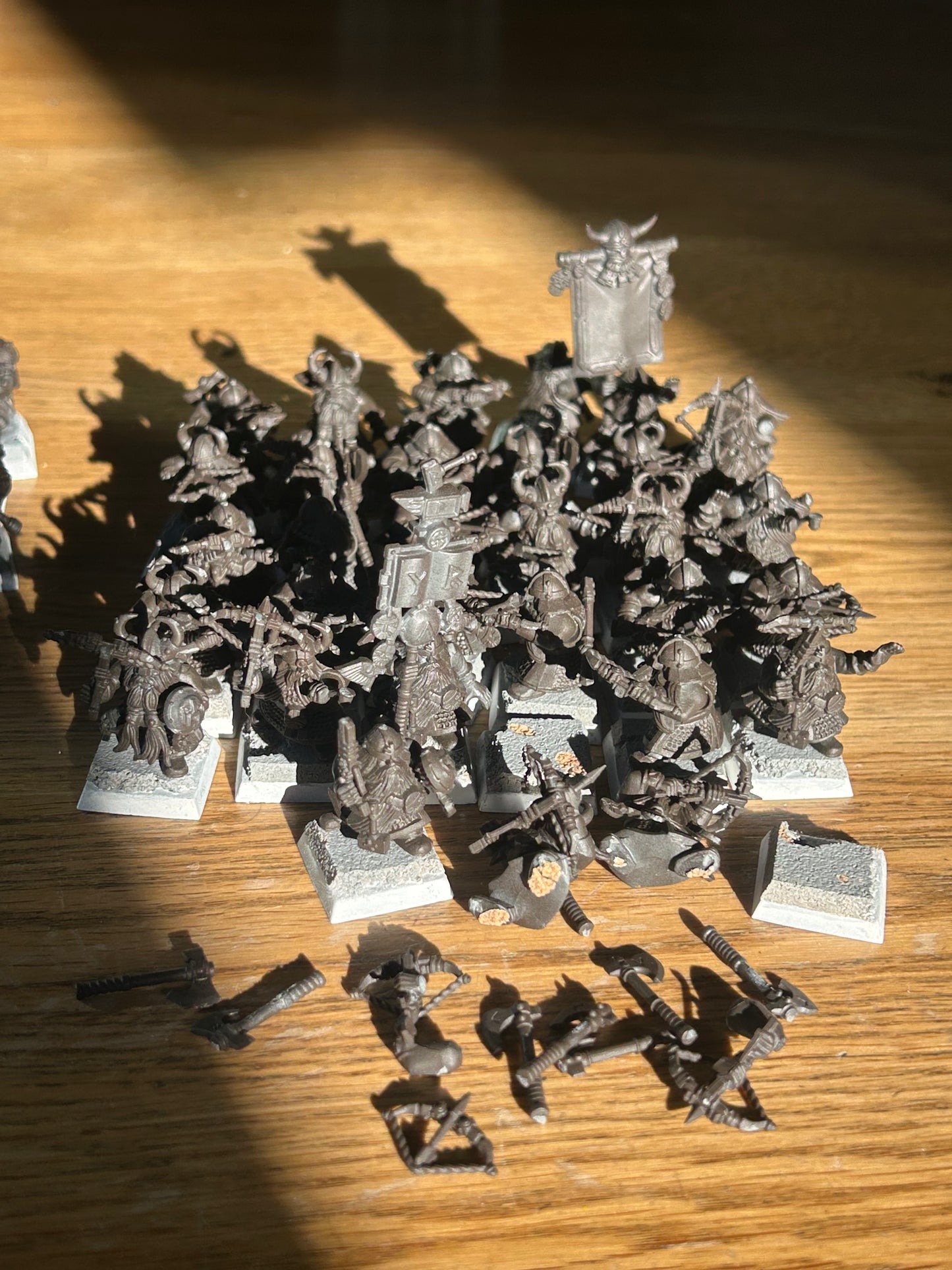 Warhammer fantasy 25 dwarf quarrellers (some need gluing back together)