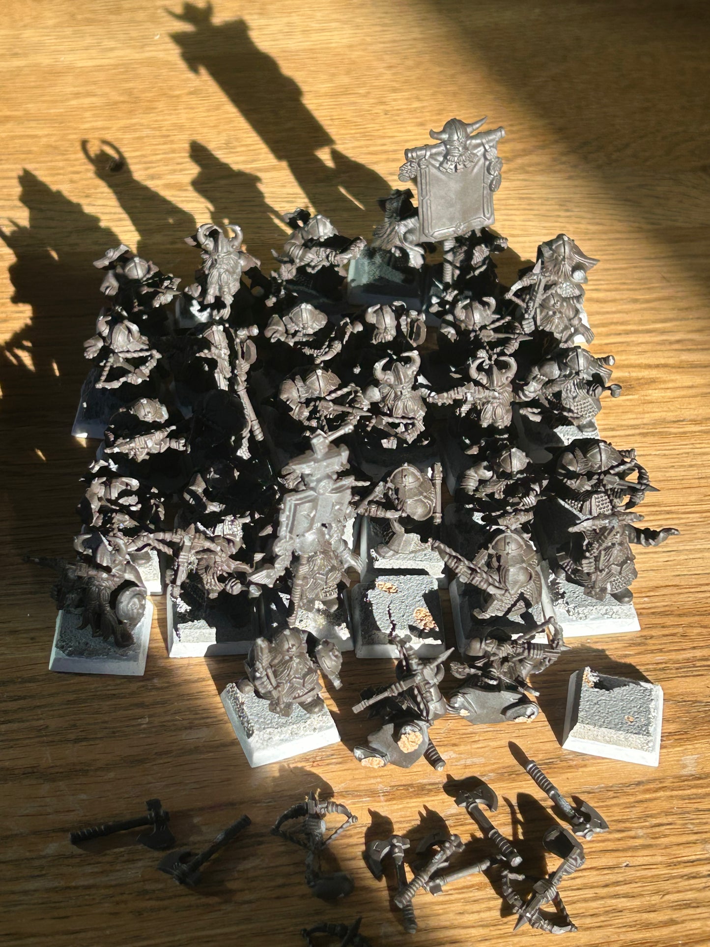 Warhammer fantasy 25 dwarf quarrellers (some need gluing back together)