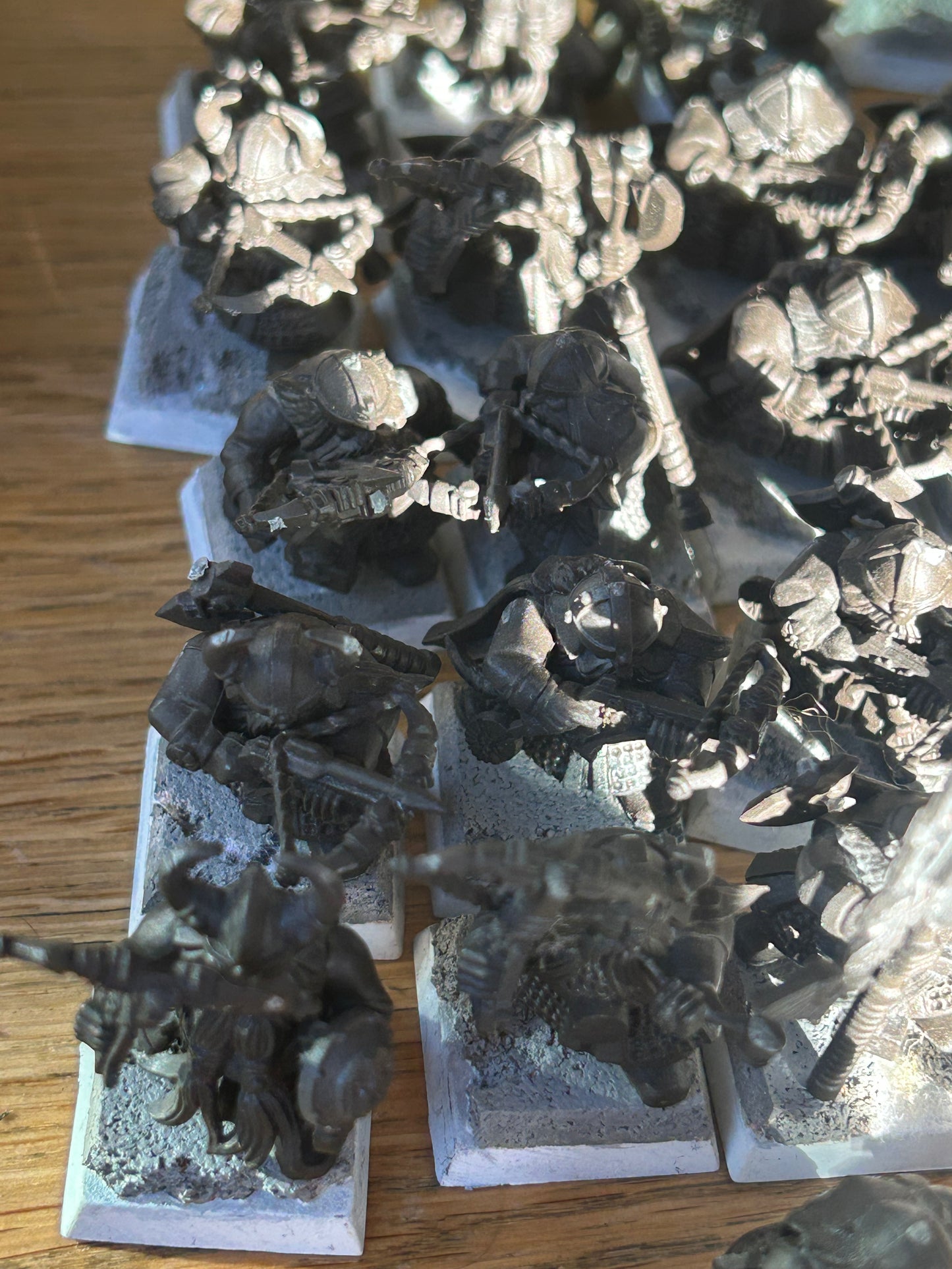 Warhammer fantasy 25 dwarf quarrellers (some need gluing back together)