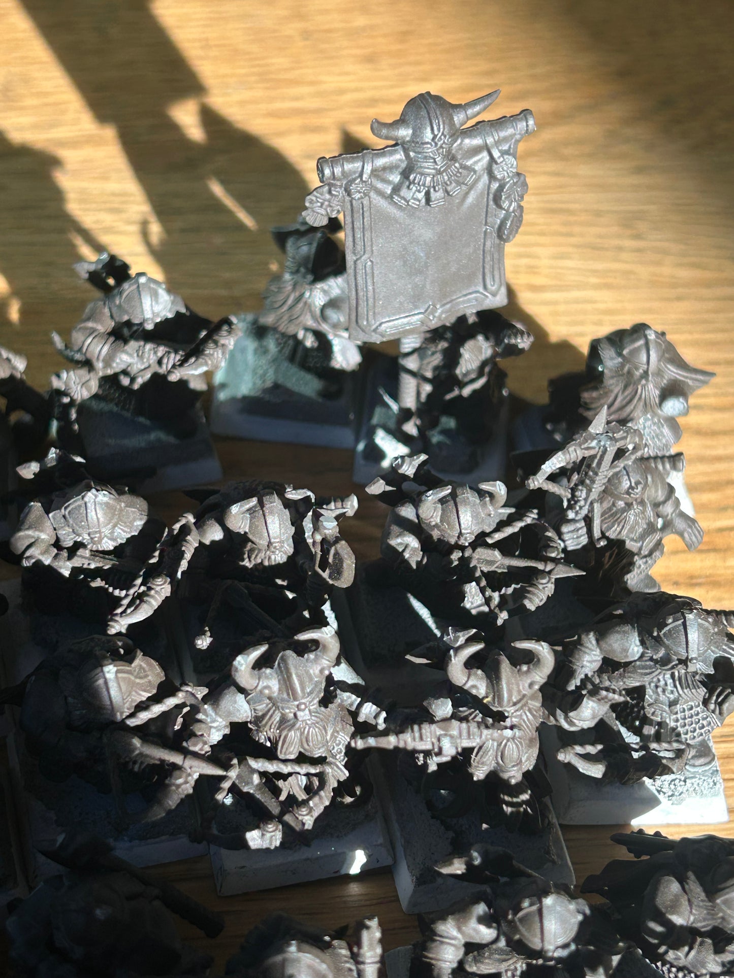 Warhammer fantasy 25 dwarf quarrellers (some need gluing back together)