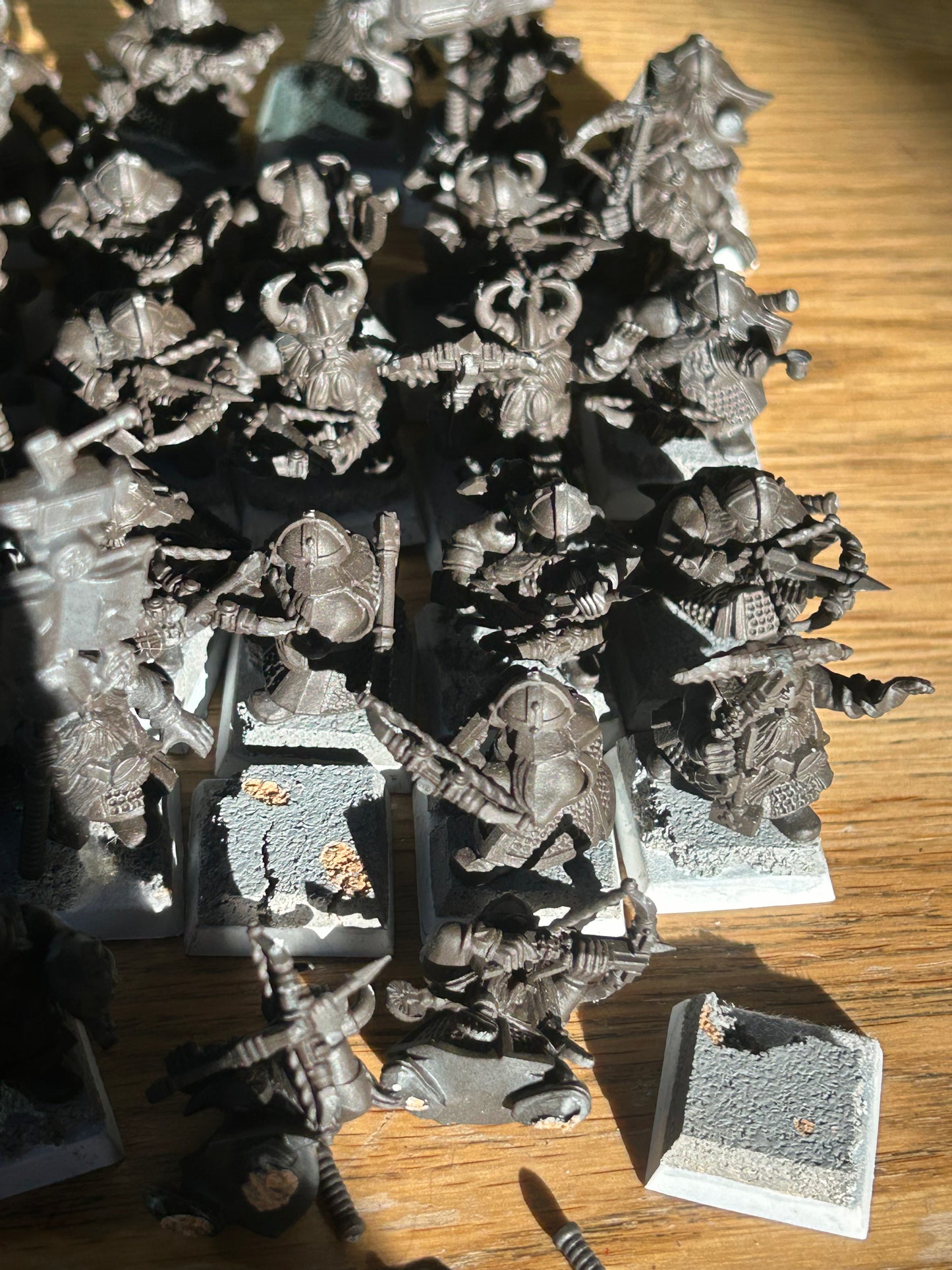 Warhammer fantasy 25 dwarf quarrellers (some need gluing back together)