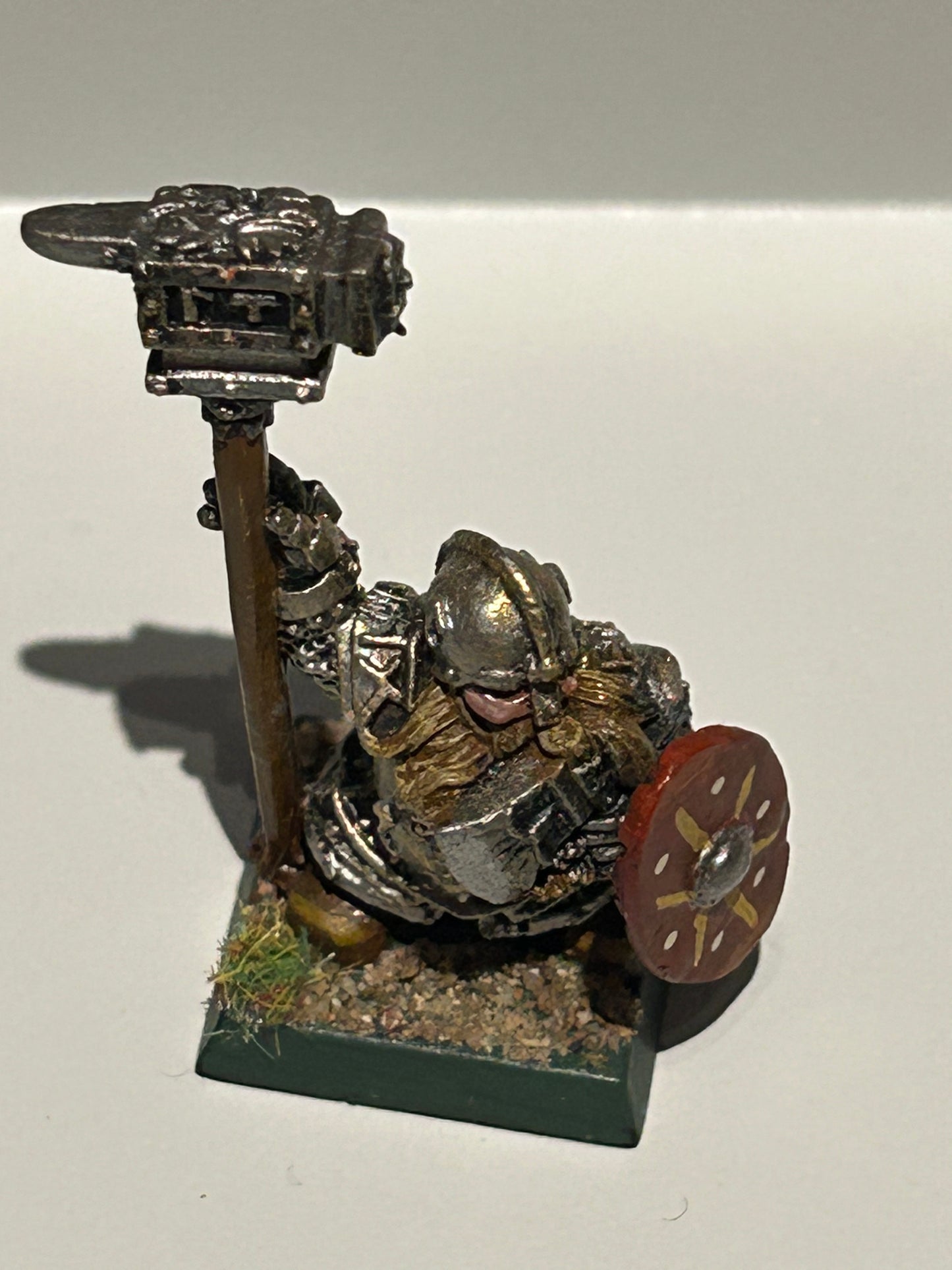 Warhammer fantasy dwarf iron breaker standard old world metal (wrong shield)