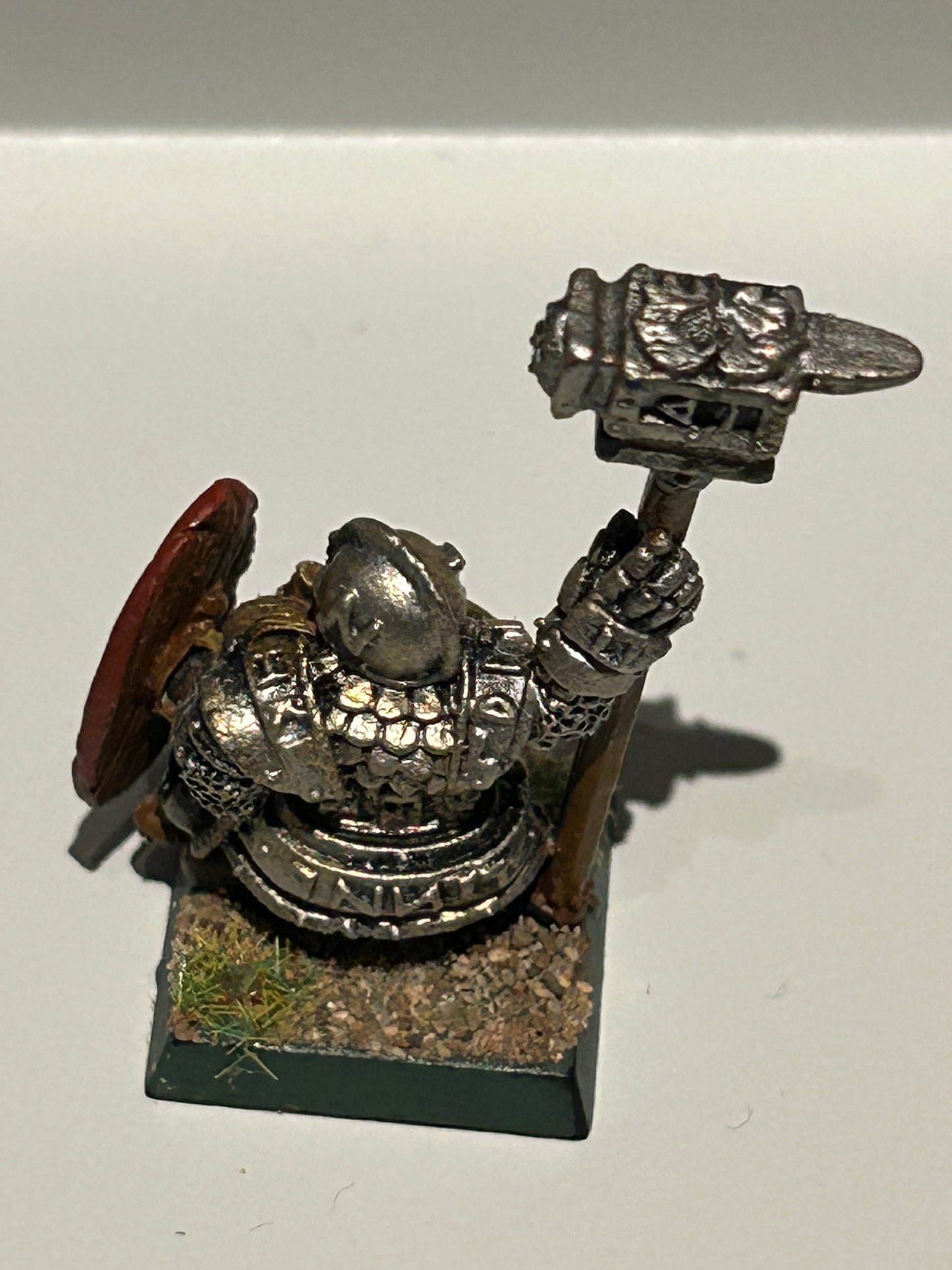 Warhammer fantasy dwarf iron breaker standard old world metal (wrong shield)