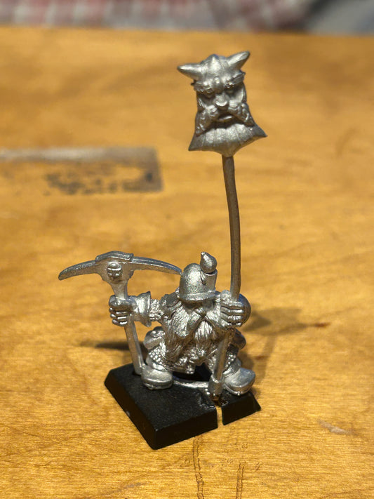 Warhammer fantasy dwarf miner standard