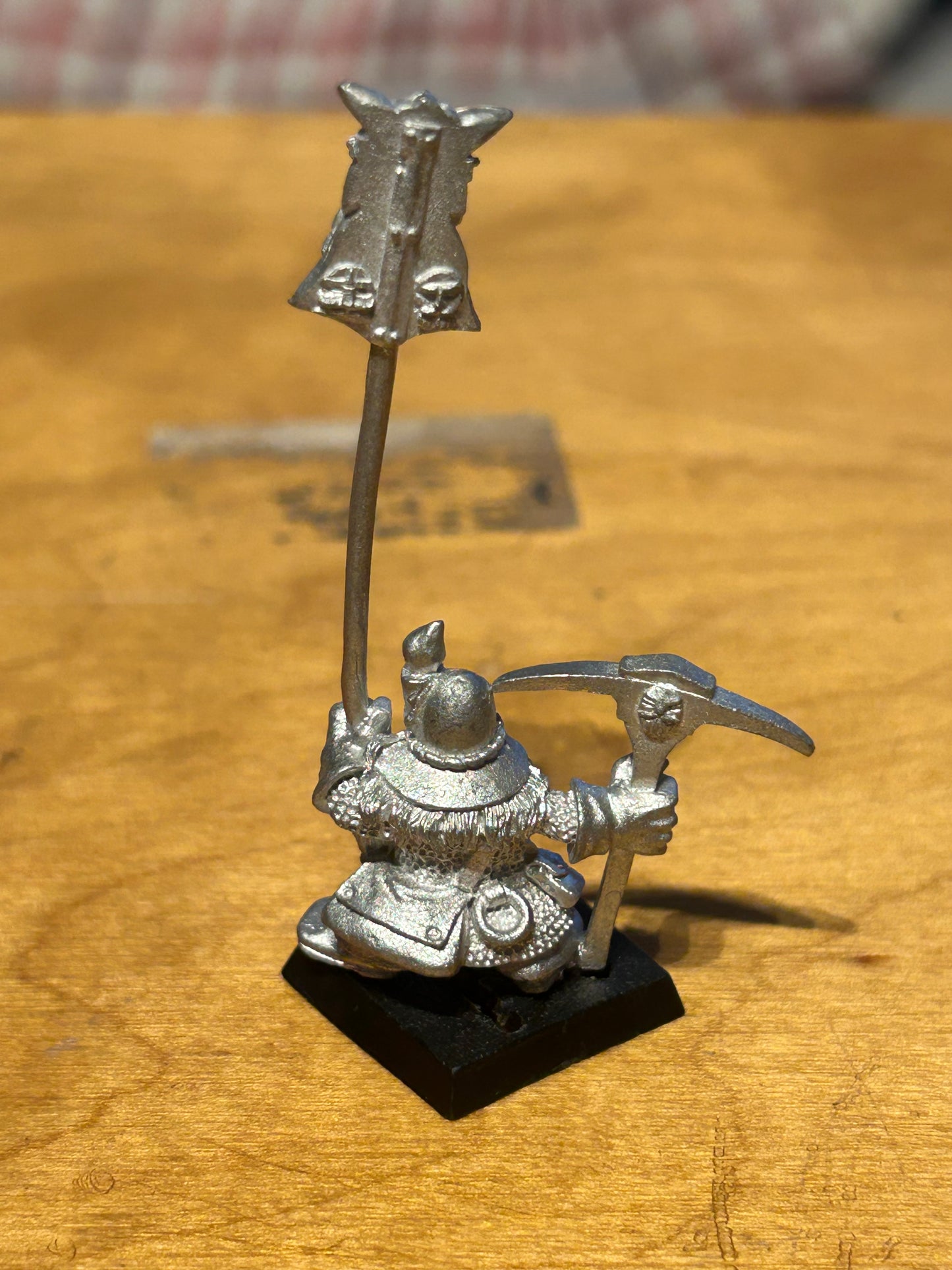Warhammer fantasy dwarf miner standard