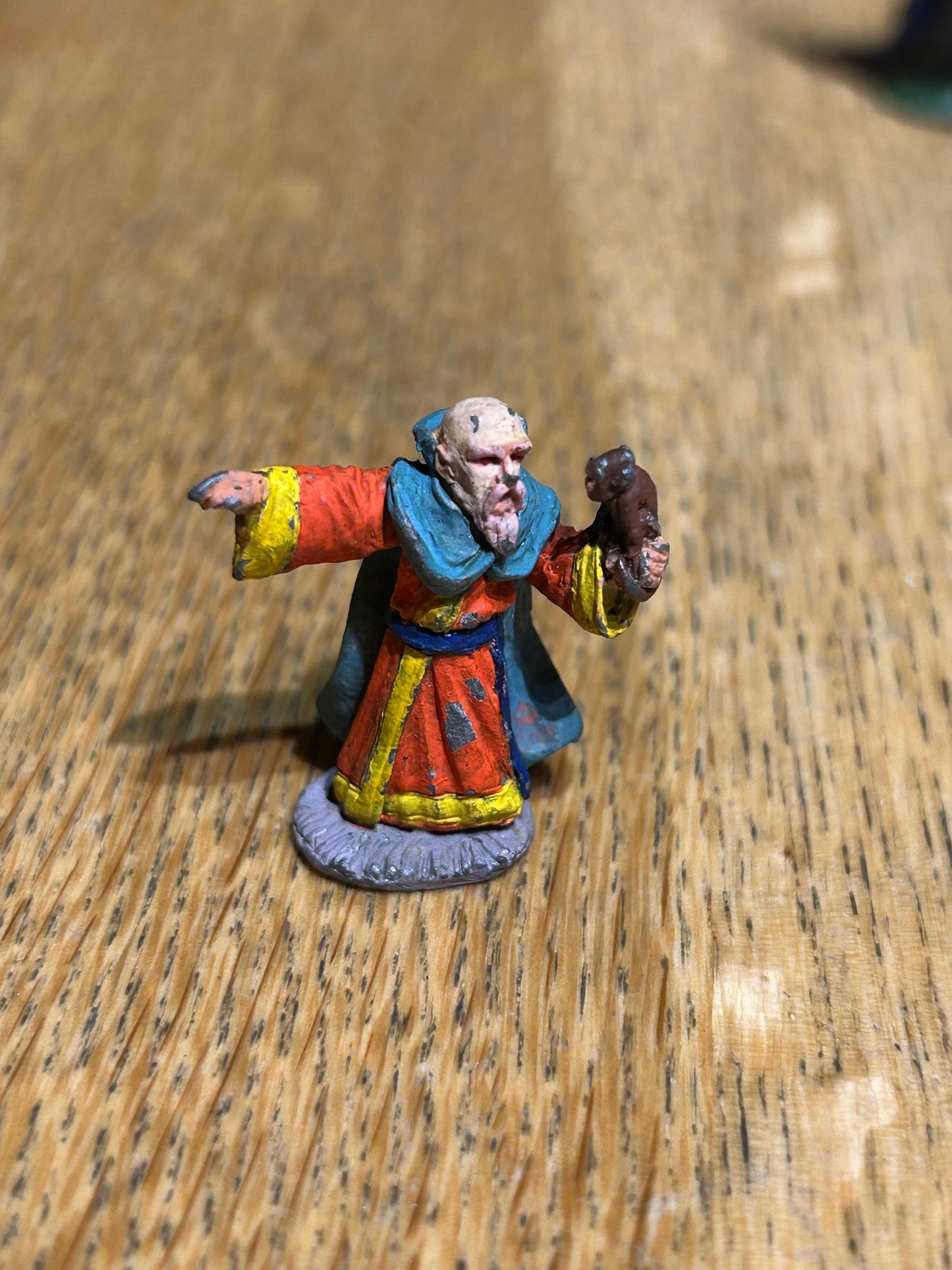 Warhammer fantasy evil wizard C02 (1C-10)
Wizard Pointing w. Monkey on Wrist