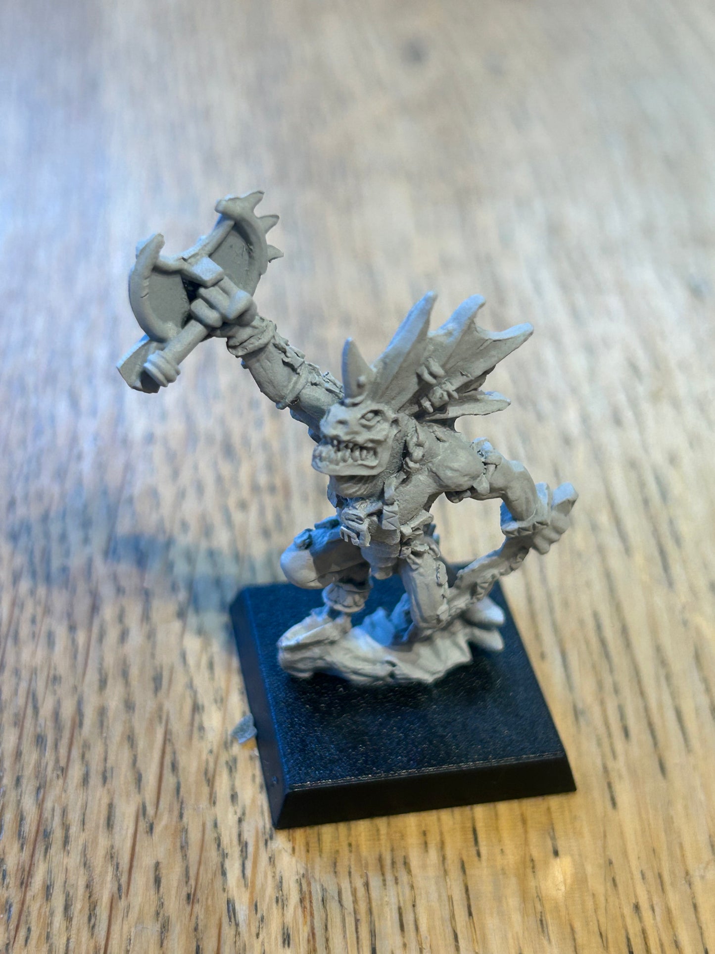 Tehenhauin converted with a different hand carrying shield warhammer fantasy lizardmen