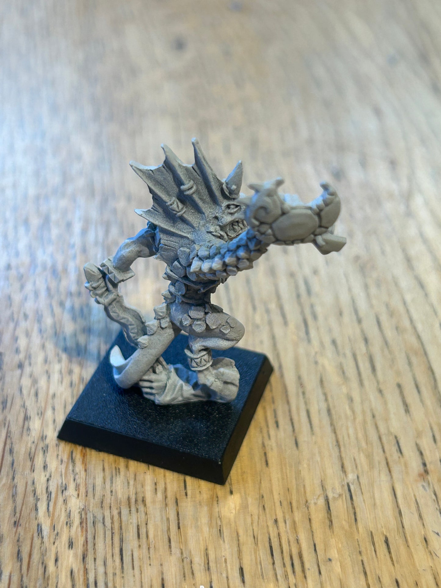 Tehenhauin converted with a different hand carrying shield warhammer fantasy lizardmen