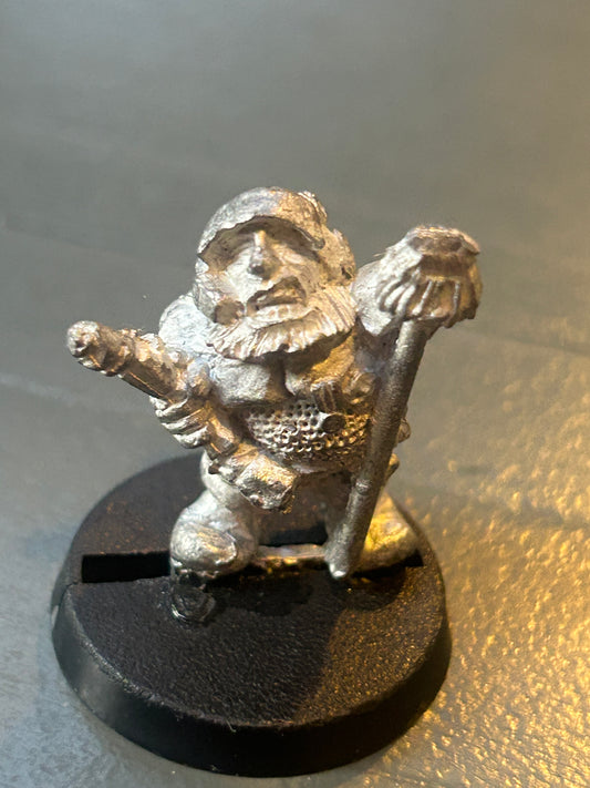 Rogue Trader Squat Hughes Phalanx Standard Bearer 071010/22B 4201-11 (missing tip of standard)