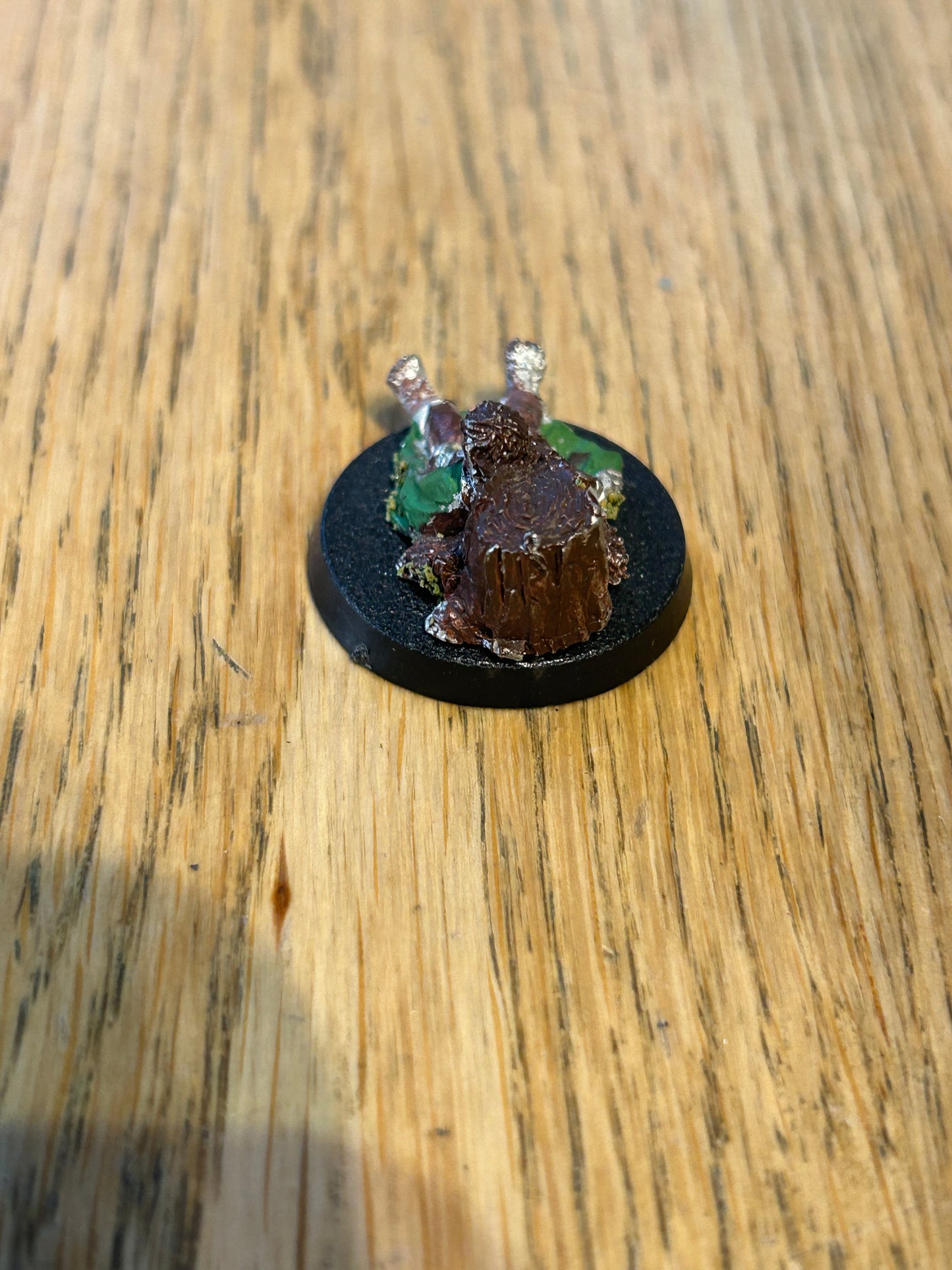 MESBG Frodo sitting by tree stump