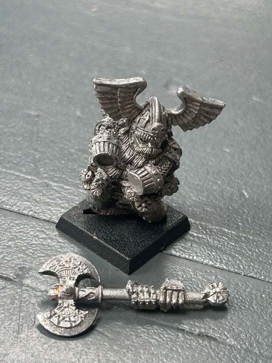 Warhammer fantasy dwarf lord or thane in gromril armour with double handed axe
