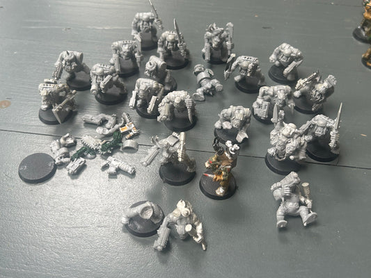 Warhammer 40k plastic ork boys x22 (various states of wear but includes some parts to fix some of them up. Also includes stikk bomb metal parts)