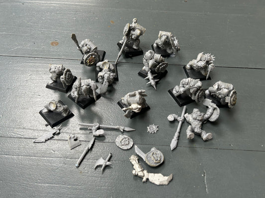 Warhammer fantasy 12 orc boys with some command metal bits and a few spare bits. Not sure if they can all be made complete and a couple have broken pieces