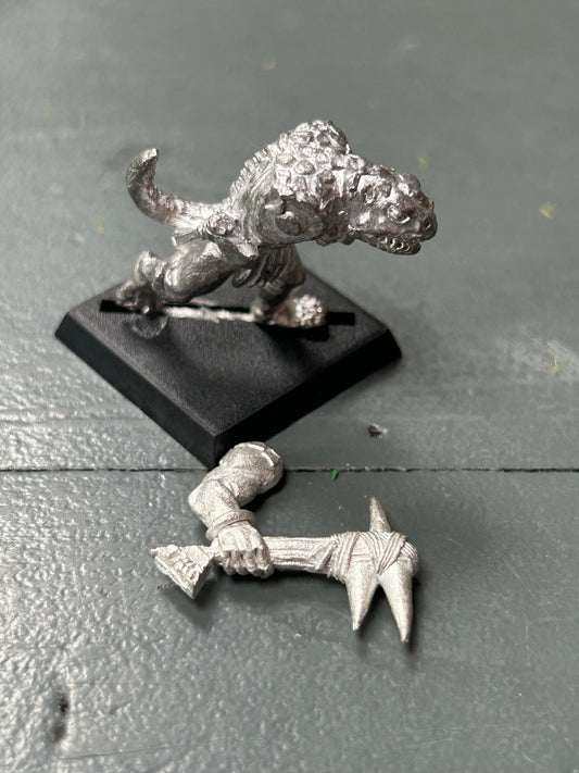 Warhammer fantasy saurus warrior with hand weapon lizardmen