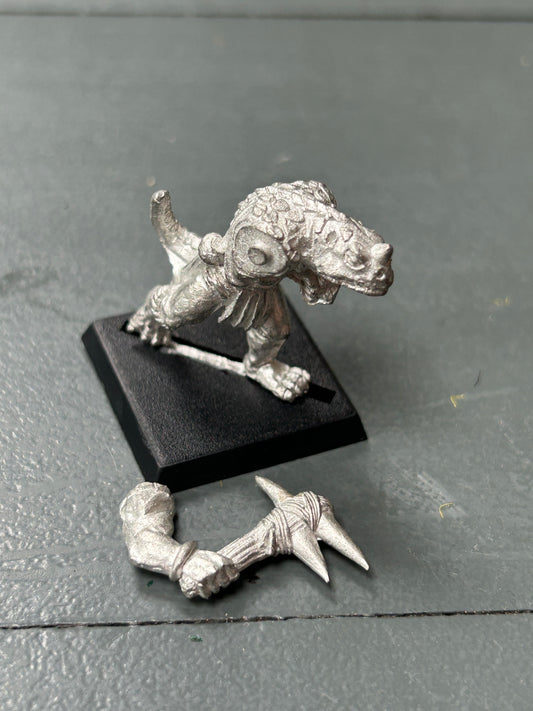 Warhammer fantasy saurus warrior with hand weapon lizardmen