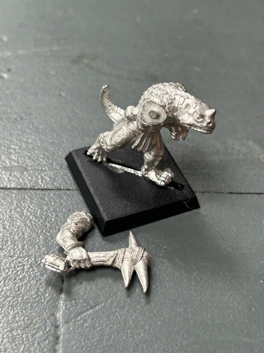 Warhammer fantasy saurus warrior with hand weapon lizardmen