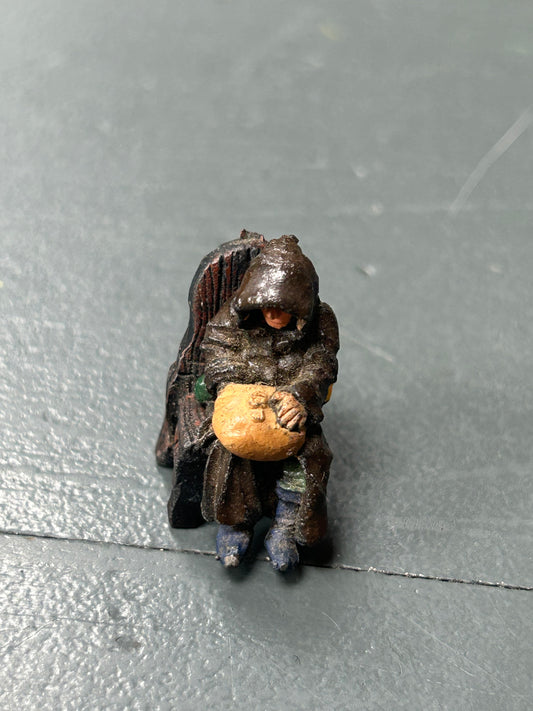 Citadel Miniatures Fantasy Specials FS66 MYSTERIOUS STRANGER SEATED with chair Warhammer!