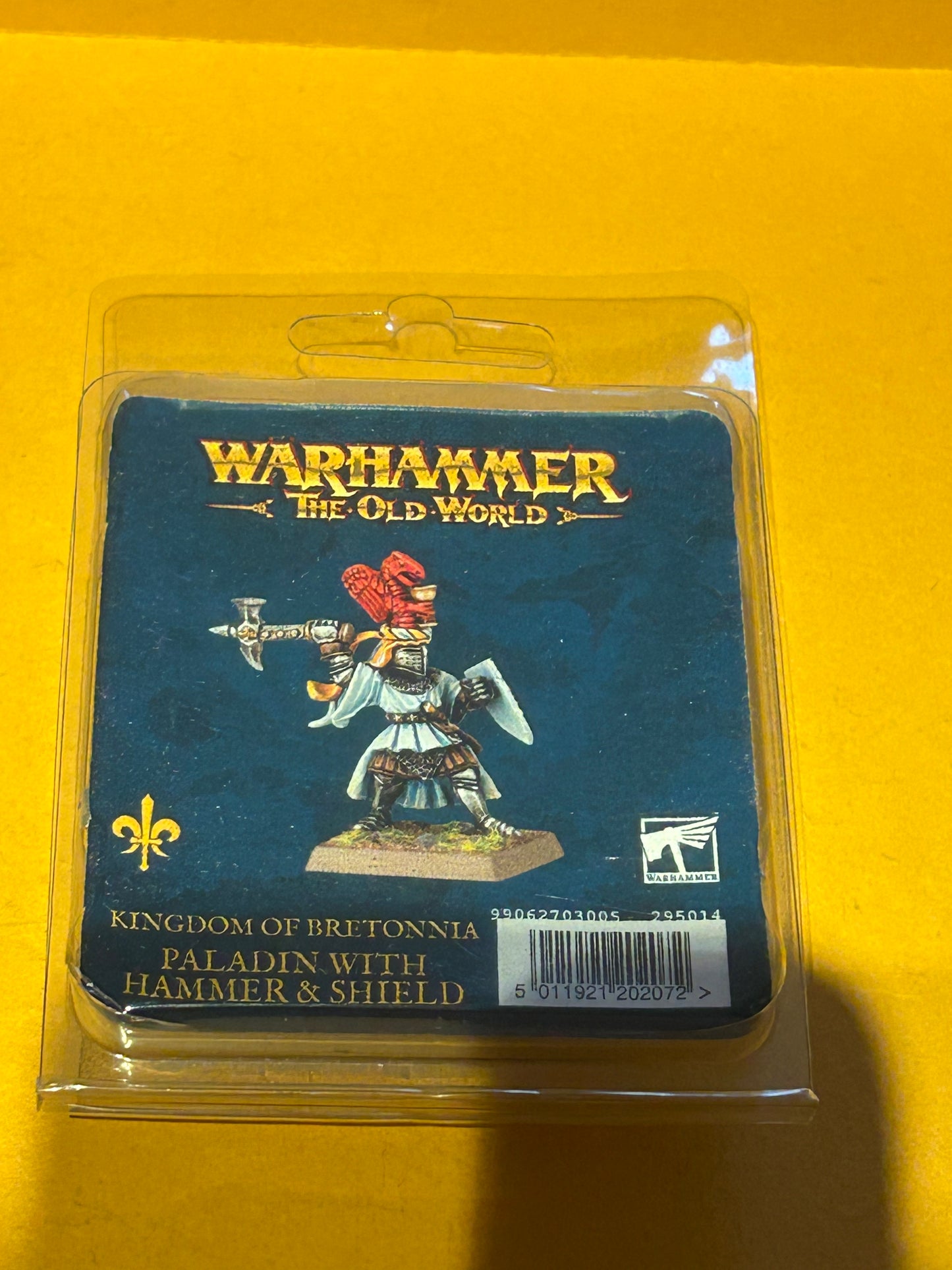 Warhammer fantasy old world bretonnian paladin with hammer and shield (comes with a Sprue of fighter shields)
