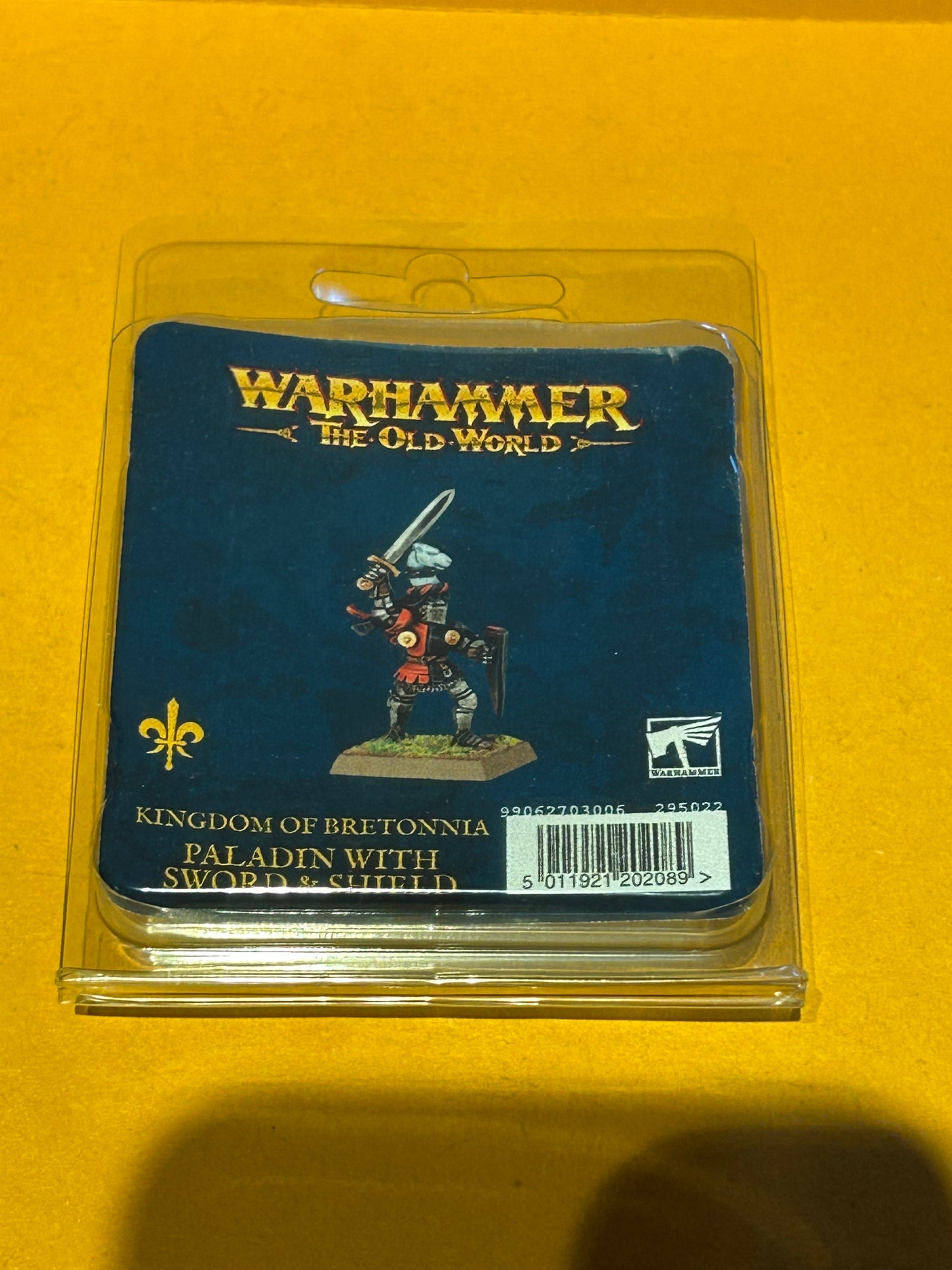 Warhammer fantasy old world bretonnian paladin with sword and shield (comes with a Sprue of fighter shields)
