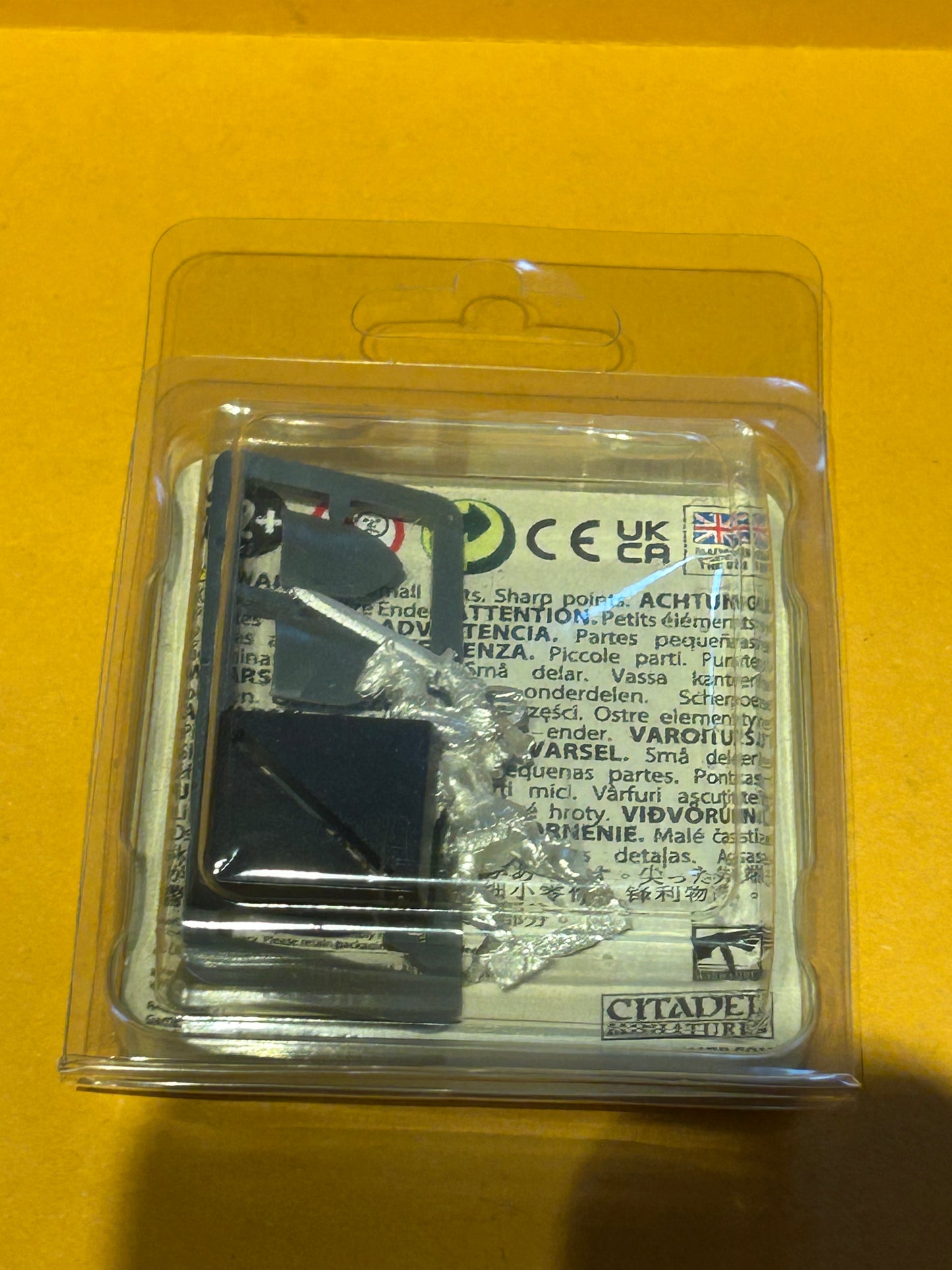 Warhammer fantasy old world bretonnian paladin with sword and shield (comes with a Sprue of fighter shields)