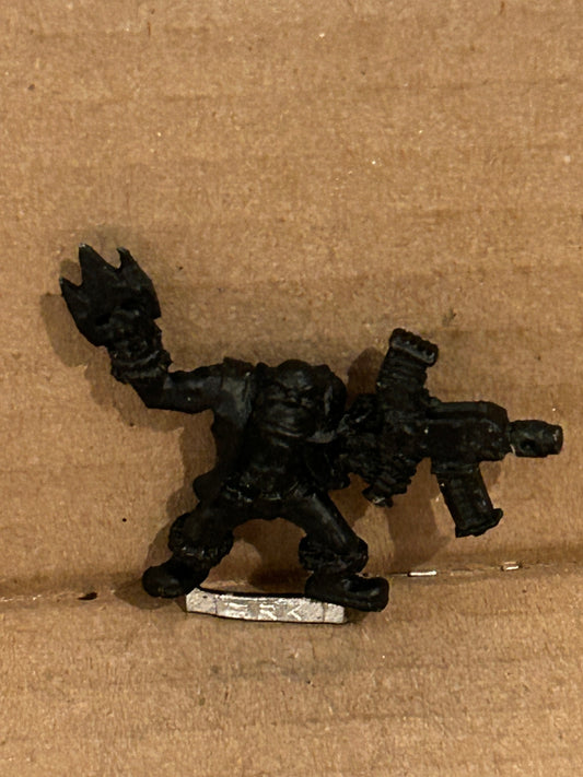 Warhammer 40k - Gorkamorka - Ork Boy with knuckle dusters and Shoota