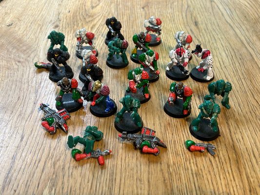 Warhammer 40k Rogue Trader RB1 plastic marines x121 (no backpacks and some heavy paint and glue)