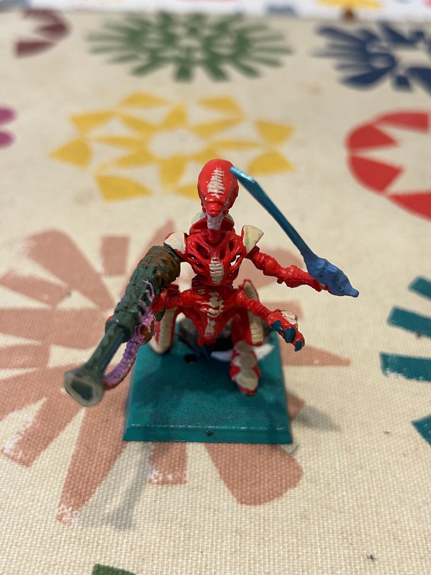 Warhammer 40k plastic Tyranid warrior with metal venom cannon arm