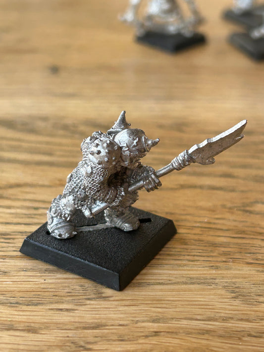 ME44 Uruk-hai LOTR citadel games workshop Gw With halberd Middle-earth Oldhammer